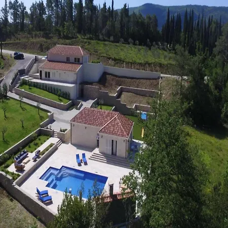 Villa Doline *