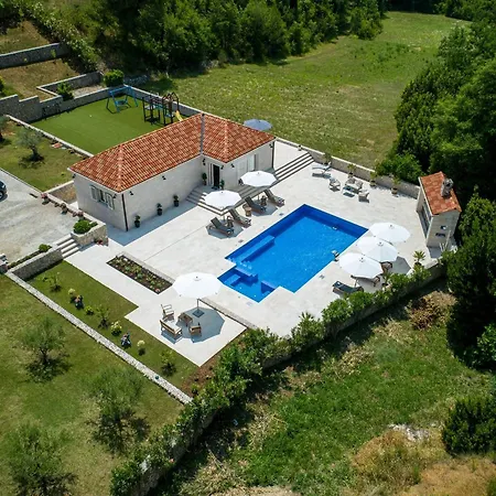 Villa Ivic *