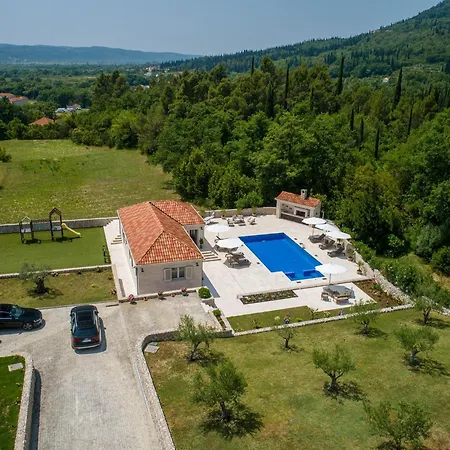 Villa Ivic *