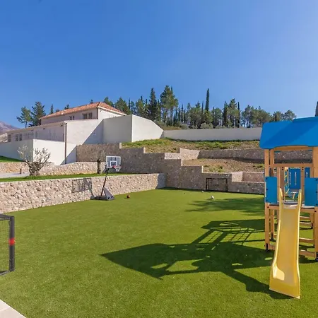 Villa Doline *