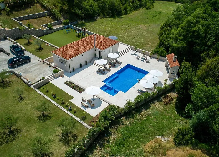Villa Ivic *